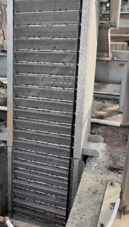 精準(zhǔn)截污 智護(hù)清澄 | 山東地衛(wèi)環(huán)保網(wǎng)板式格柵清污機(jī)，筑牢污水治理第一道防線(xiàn)